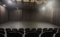 Ansicht Theatersaal mit Blick auf die leere Bühne