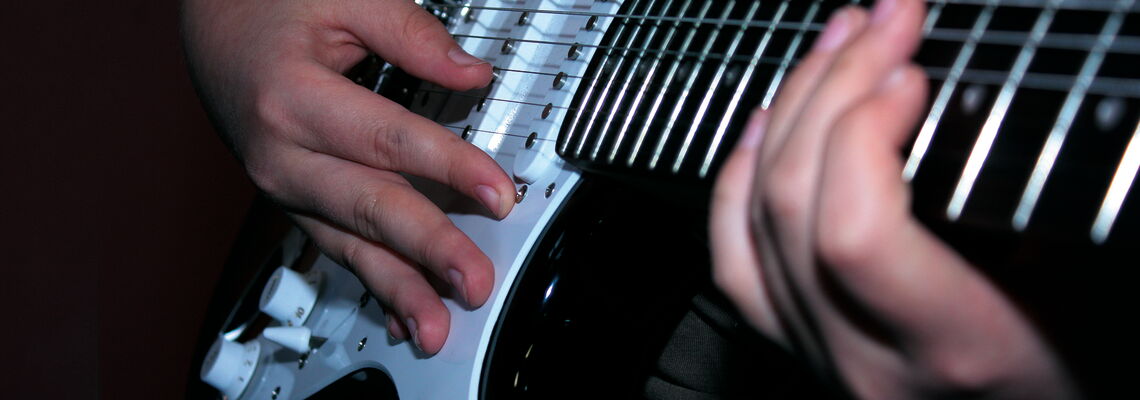 Gitarre spielend
