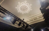 Theatersaal mit Blick auf die Saaldecke